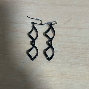 Elegant Black Twisted Earrings